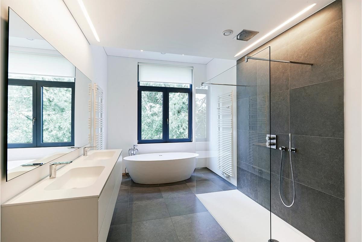 Modernes gefliestes Badezimmer mit freistehender Wanne und begehbarer Dusche