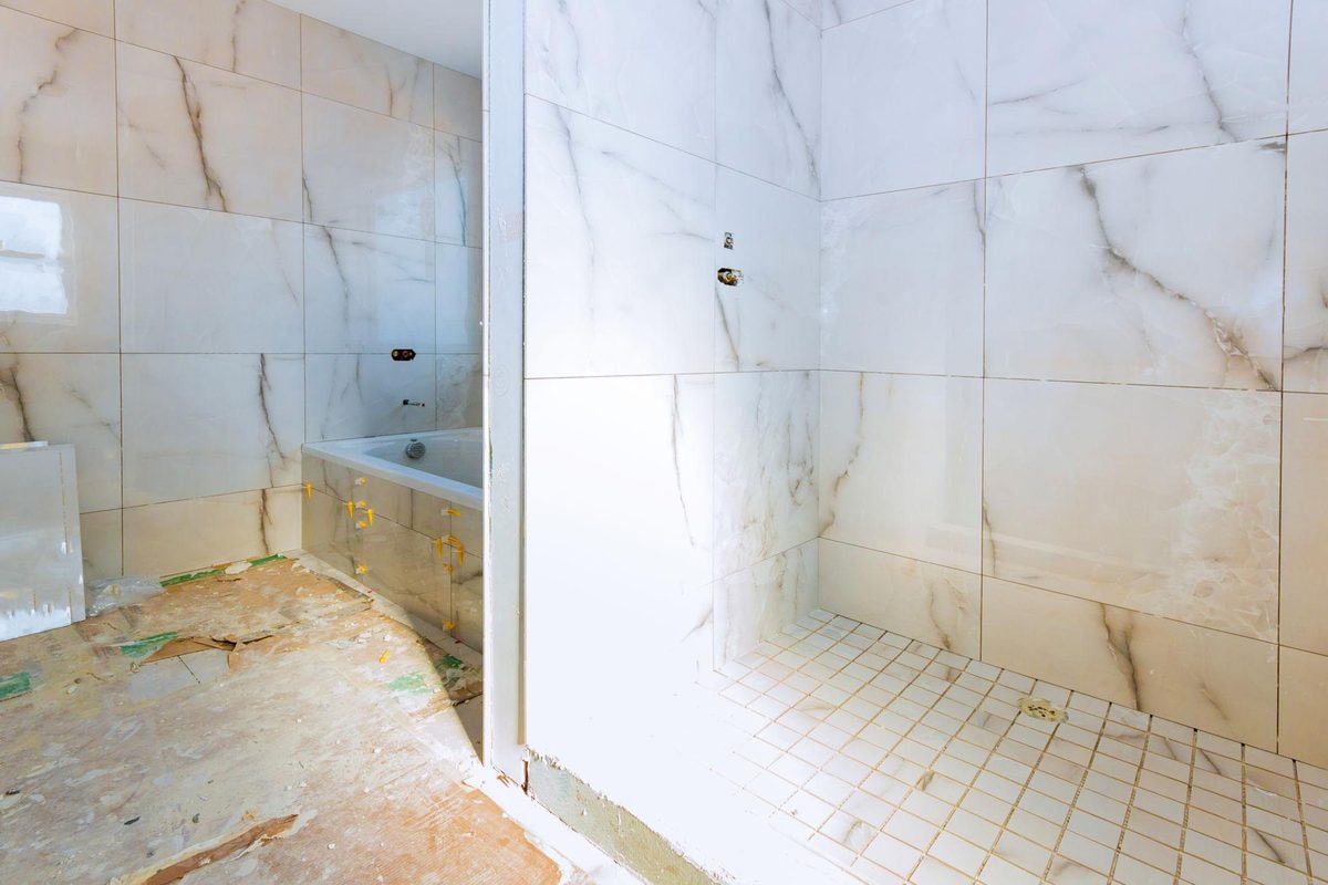 Dusche mit marmorierten Fliesen während der Bauphase