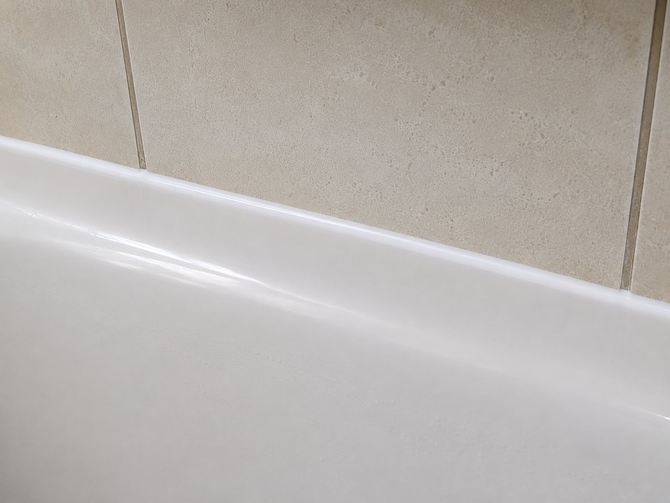 Badewanne mit neuer, sauberer Silikonfuge