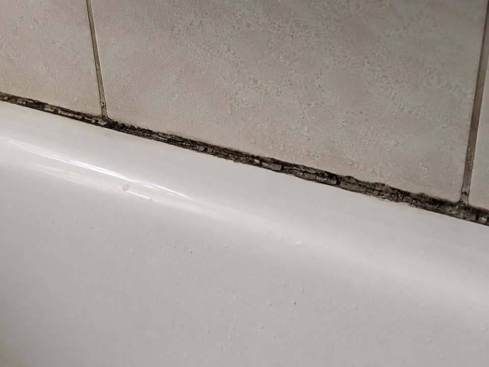 Badewanne mit alter, verschmutzter Silikonfuge