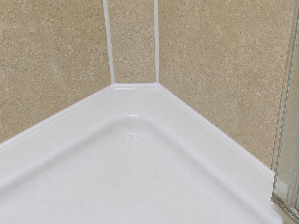 Dusche mit neuer, sauberer Silikonfuge