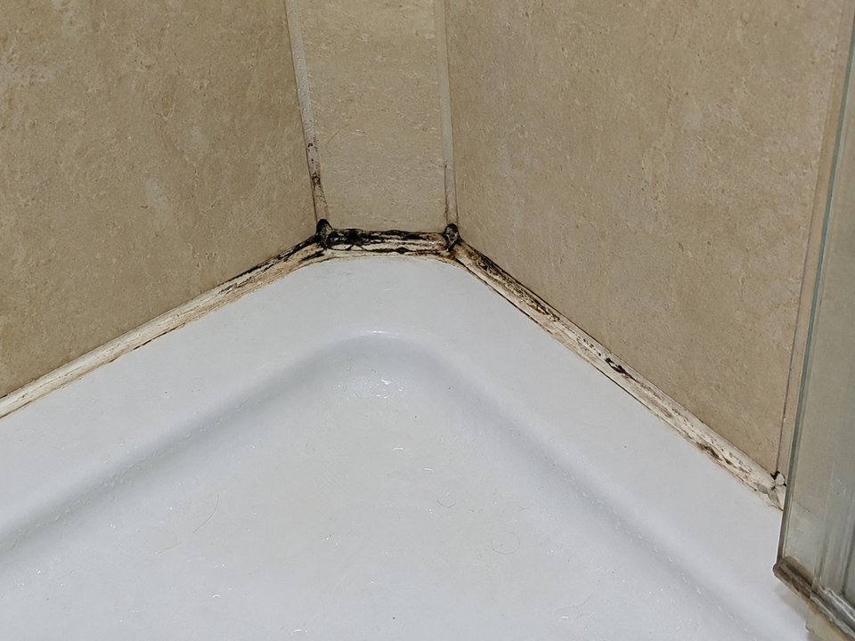 Dusche mit alter, verschmutzter Silikonfuge