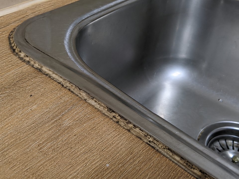 Küchenspüle mit alter, verschmutzter Silikonfuge