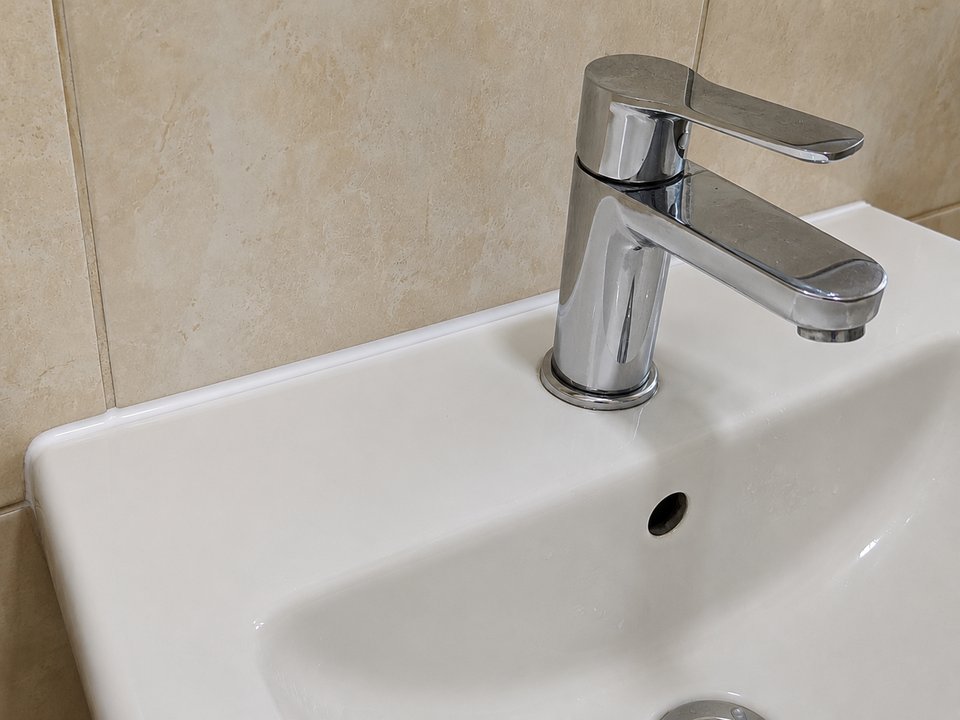 Waschbecken mit neuer, sauberer Silikonfuge